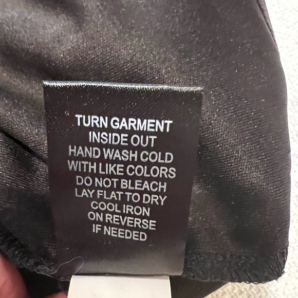 TORRID SKIRT SIZE:1 WAIST:19” LENGTH:24” This skirt has a lot of stretch to it. - Picture 11 of 13